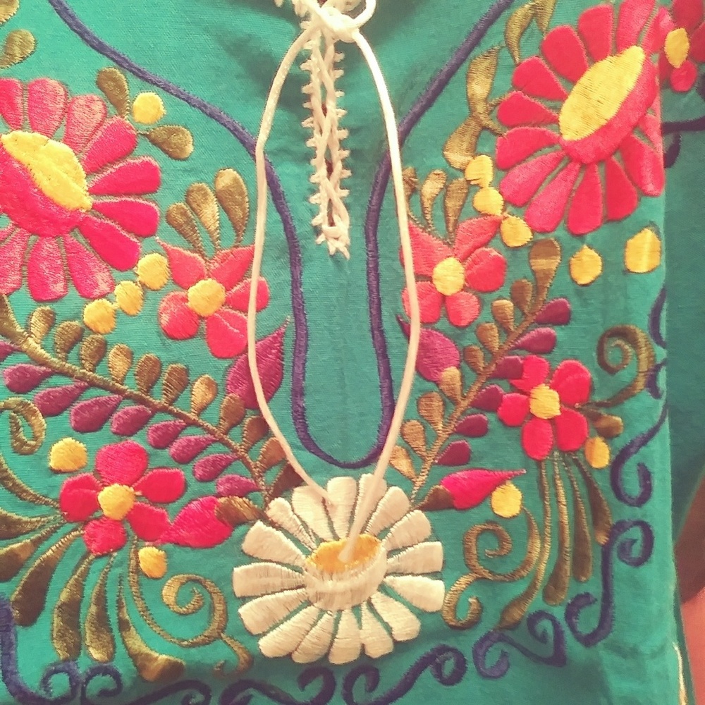 Puebla Mexican Embroidered Blouse. Size Medium